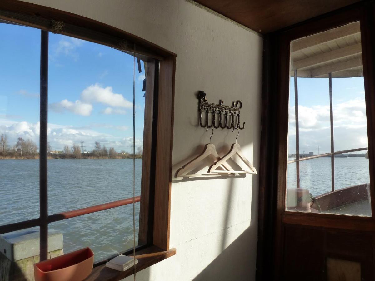 Couette-café Bed In Boat *
